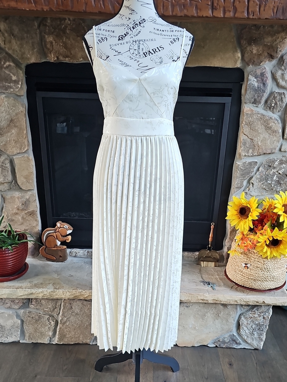 Lulus Ivory Floral Pleated Midi Dress S NWOT Romantic Special Occasion